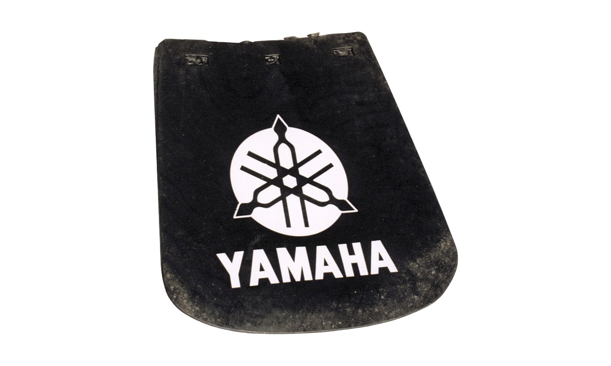  Stænklap med Yamaha skrift, foran, sort